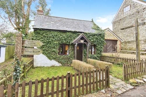 Lavender Cottage -  a cottage that sleeps 5 guests  in 3 bedrooms