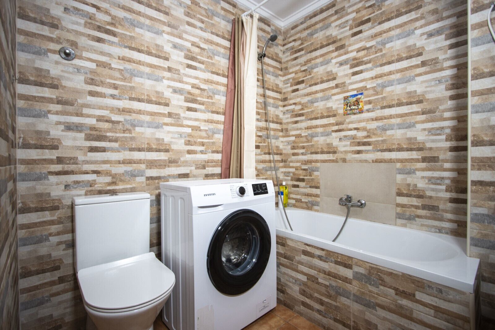 Een bad, een haardroger, handdoeken