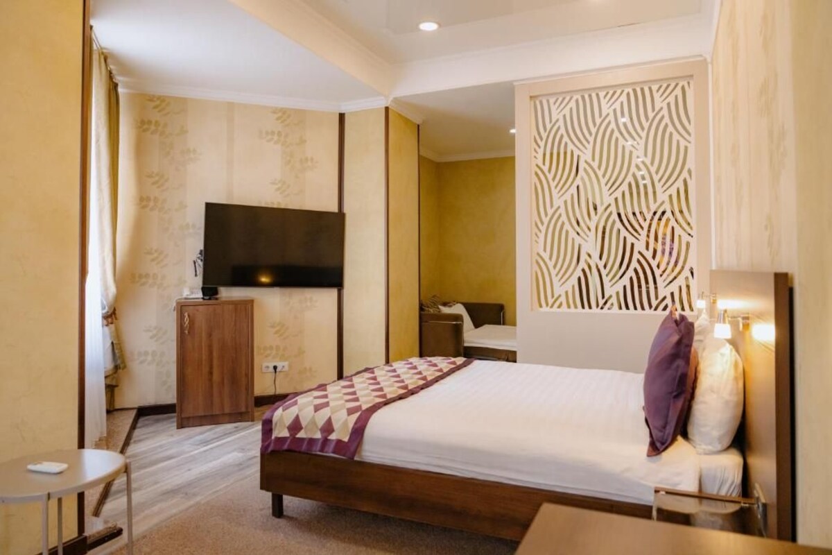 Deluxe Room | In-room safe, desk, soundproofing, iron/ironing board (on request)