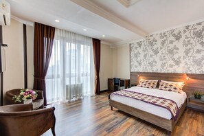 Cofres nos quartos, escrivaninha, quartos à prova de som