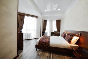 Caja de seguridad en la habitación y escritorio 