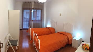 3 slaapkamers, een strijkplank/strijkijzer, reisbedje, gratis wifi