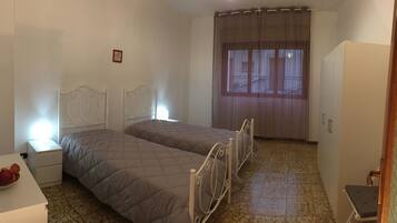 3 habitaciones, tabla de planchar con plancha y cuna de viaje