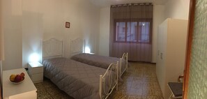 3 habitaciones, tabla de planchar con plancha y cuna de viaje 