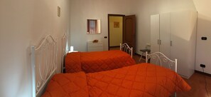 3 bedrooms, iron/ironing board, travel crib, free WiFi - Here, in the city of water and stone (Gravina in Puglia)