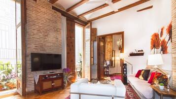 Una Smart TV, libros, una videoteca, un reproductor estéreo