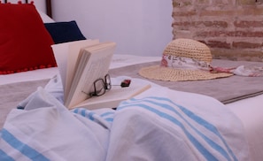2 habitaciones, caja de seguridad en la habitación y escritorio 