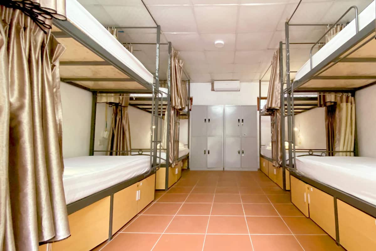 Desk, free WiFi, bed sheets