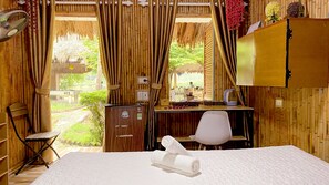 Desk, free WiFi, bed sheets - Quoc Khanh Bamboo Homestay - Hostel (Hoa Lu)