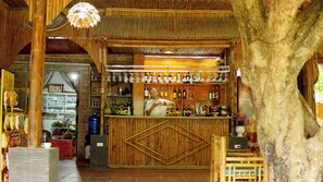 Bar (trong khuôn viên)