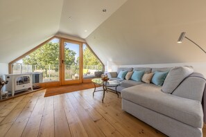 TV, DVD player - Miller's Loft, A romantic retreat for 2 (Erpingham)