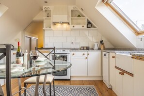 Jääkaappi, mikroaaltouuni, uuni, astianpesukone