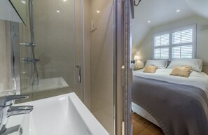 Shower, hair dryer, towels - Miller's Loft, A romantic retreat for 2 (Erpingham)