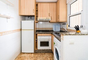 Frigorífico, microondas, horno y placa de cocina