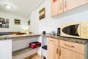 Frigorífico, microondas, horno y placa de cocina