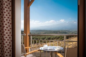 Outdoor dining - Villa Giasemi - "Oikos-your Cretan house" 5 mins drive from the beach (Aggeliana,)