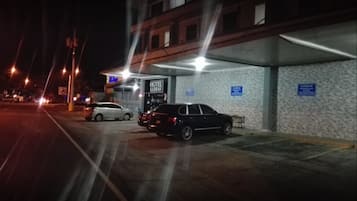 Vista frontal de la propiedad por la tarde o noche