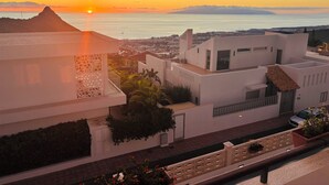 Exterior - 5 Bedroom Villa With Heated Pool, Garden With BBQ & Views Over Hills And Ocean (Adeje)