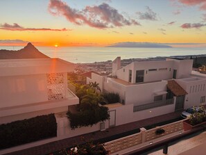 Exterior - 5 Bedroom Villa With Heated Pool, Garden With BBQ & Views Over Hills And Ocean (Adeje)