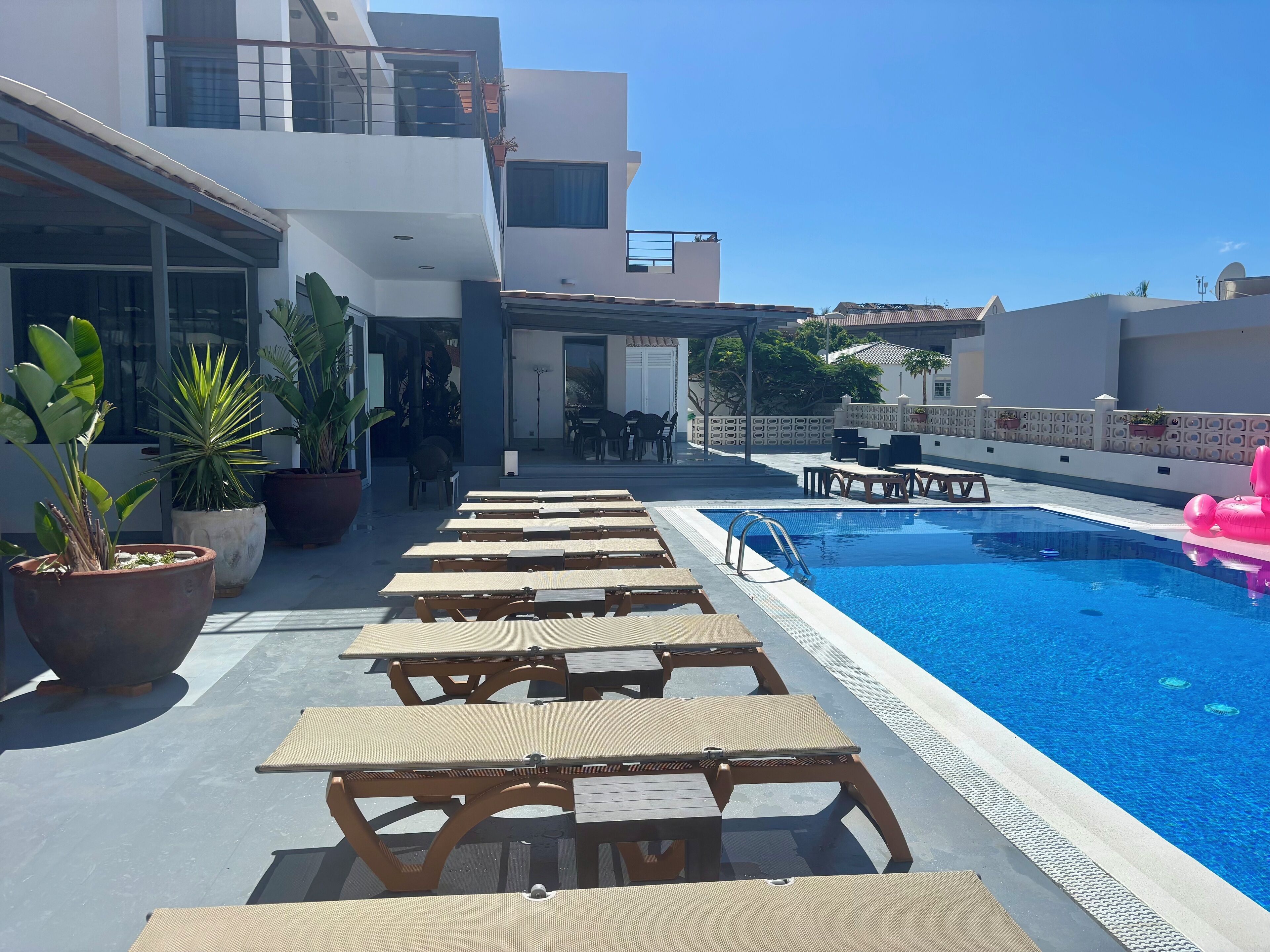 Een buitenzwembad, een verwarmd zwembad