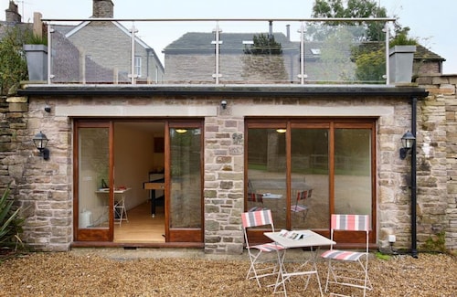 Orchard Cottage, sur la frontière du Cheshire, est une grange intrigante dans le Peak District.