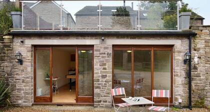 Orchard Cottage, sur la frontière du Cheshire, est une grange intrigante dans le Peak District.
