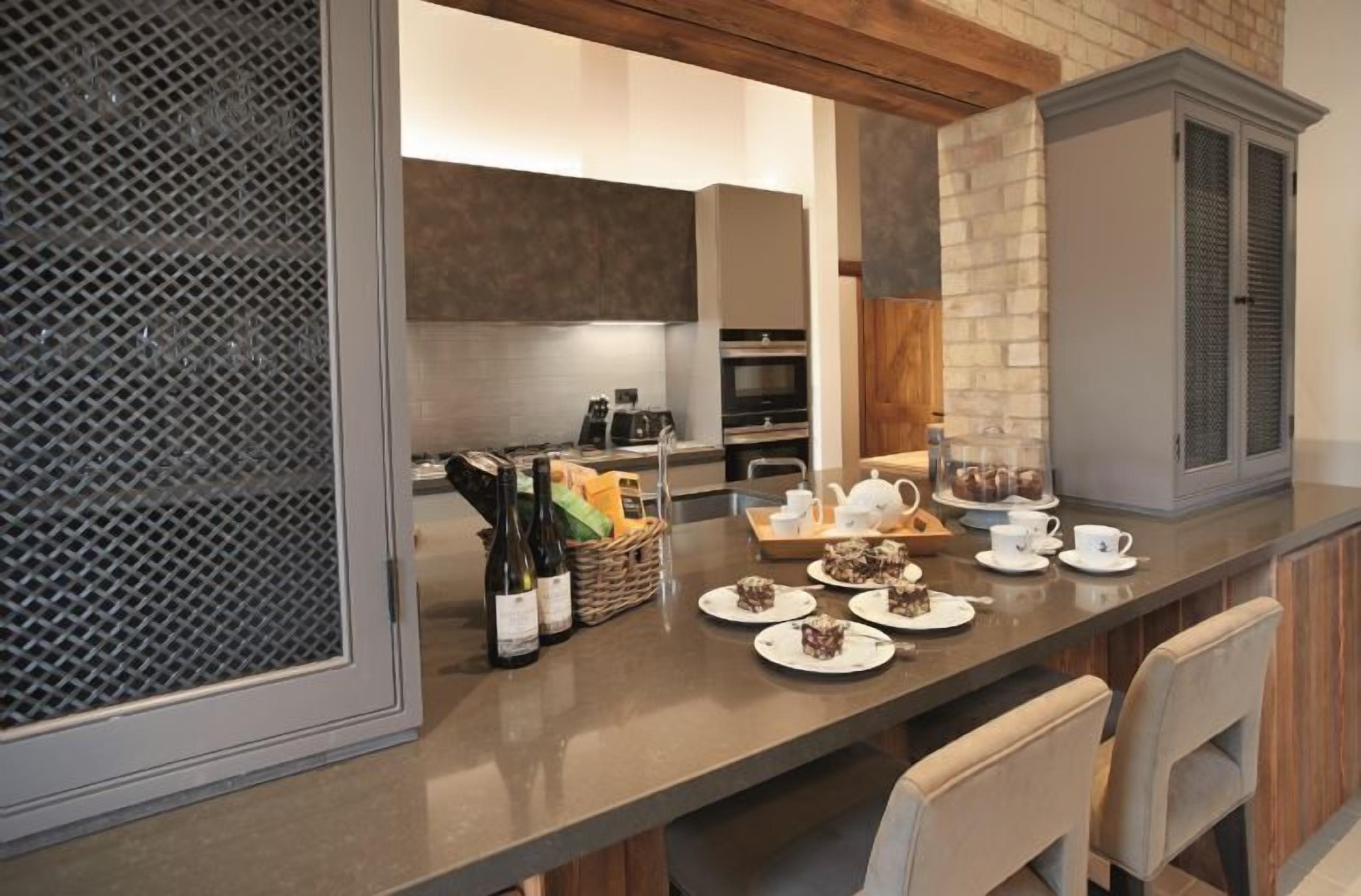 Cookware/dishes/utensils, dining tables