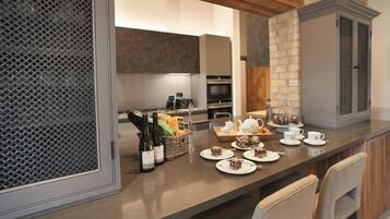 Cookware/dishes/utensils, dining tables