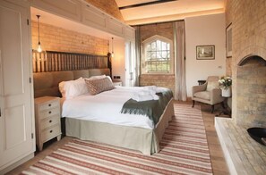 10 bedrooms, iron/ironing board, Internet