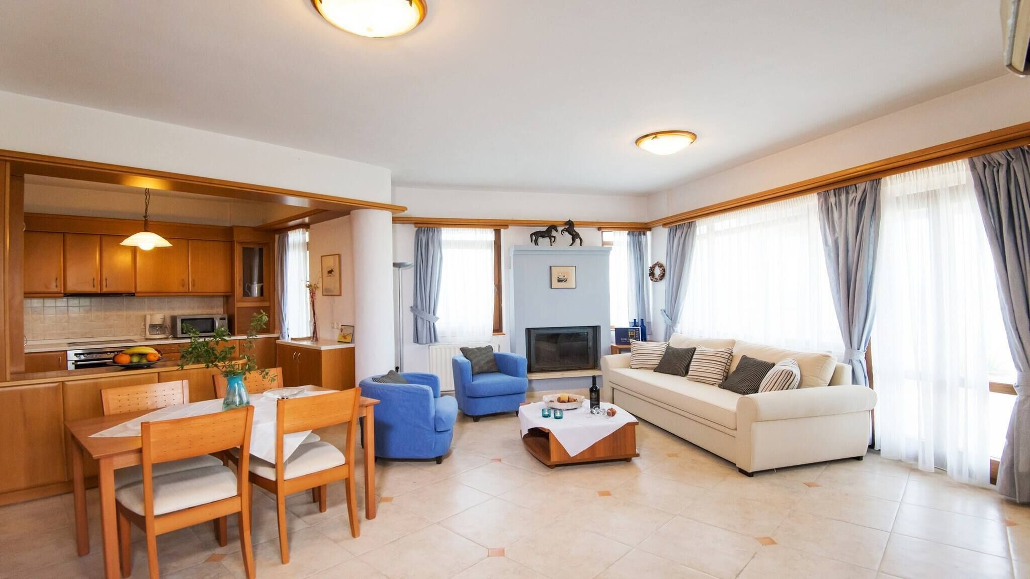 Een televisie en een open haard