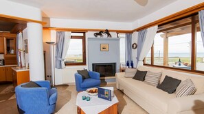 Televisión y chimenea 