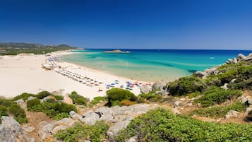 Una spiaggia nelle vicinanze