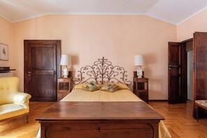 2 bedrooms, in-room safe, desk, iron/ironing board