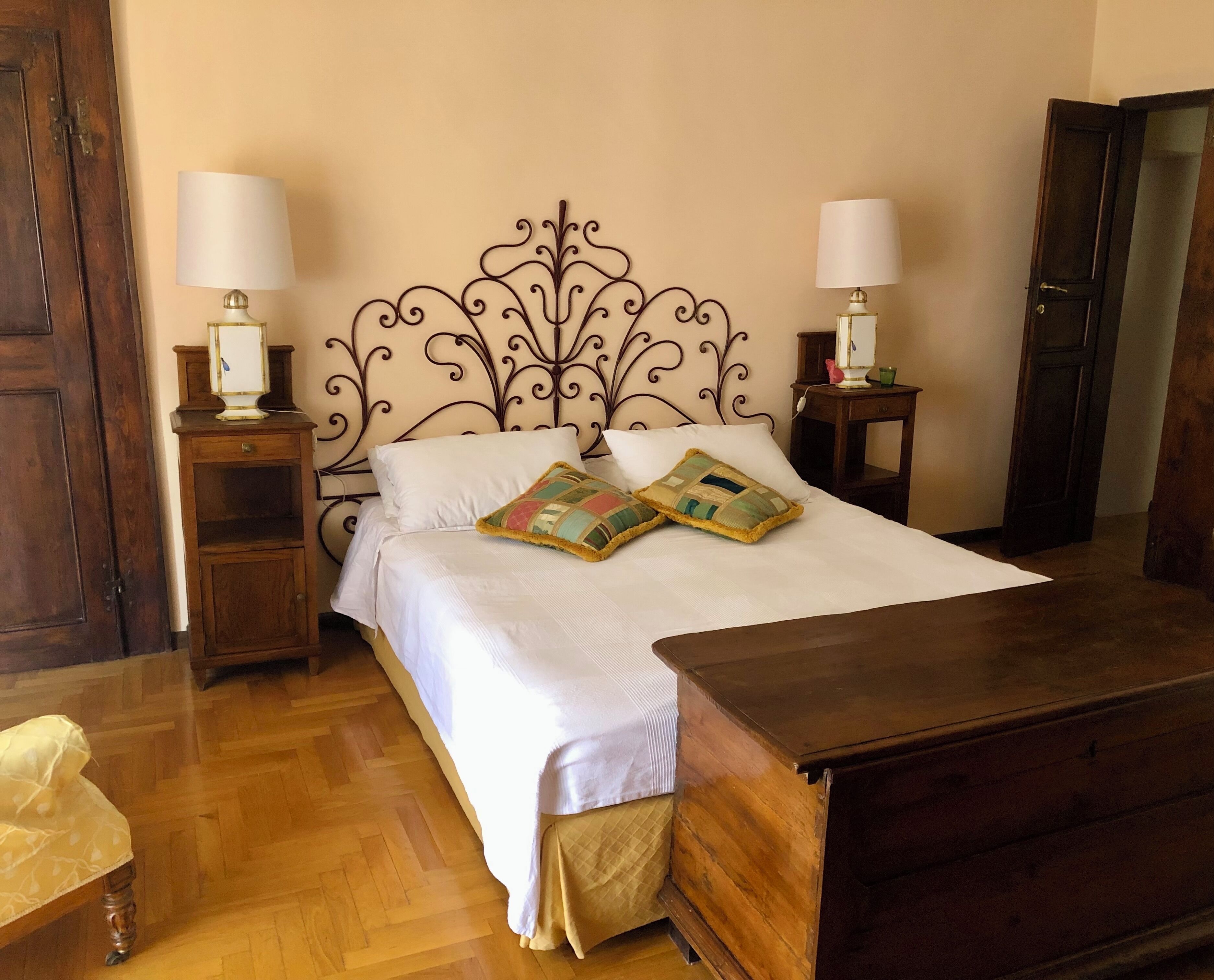 2 Schlafzimmer, Zimmersafe, Schreibtisch, Bügeleisen/Bügelbrett