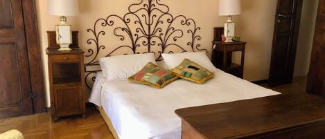 2 間睡房、房內夾萬、書桌、熨斗/熨衫板