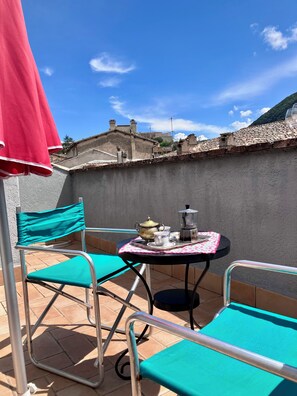 Outdoor dining - TOP-ROOF LARGE APARTMENT IN SPOLETO CITY CENTER, QUIET AND COZY TO FEEL AT HOME (Spoleto)