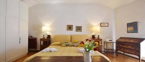 2 bedrooms, in-room safe, desk, iron/ironing board