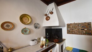 A kitchen with a tiled backsplash, a stove, and various kitchen utensils. - TOP-ROOF LARGE APARTMENT IN SPOLETO CITY CENTER, QUIET AND COZY TO FEEL AT HOME (Spoleto)