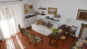 Smart-tv, pejs, dvd-afspiller, bøger