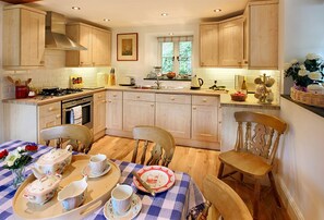 Ground floor: Kitchen/dining room with oak floor