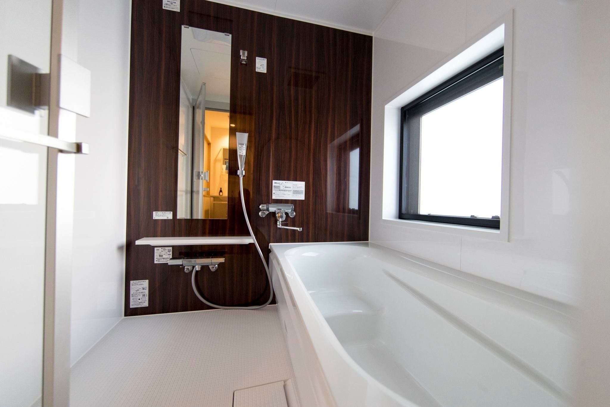 deluxe twin room | bathroom | separate bathtub and shower, deep-soaking bathtub, free toiletries