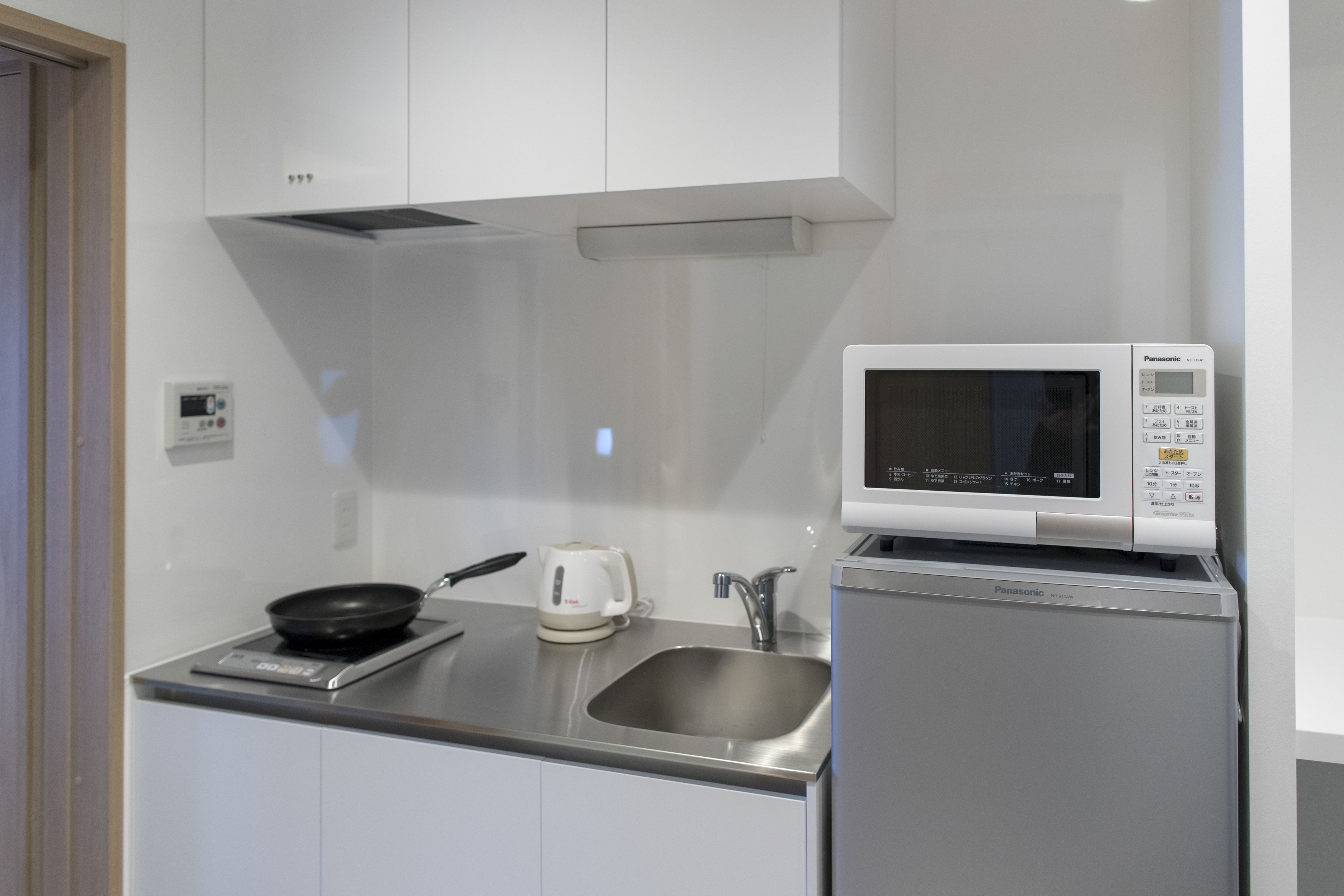 deluxe twin room | private kitchenette | fridge, microwave, stovetop, coffee/tea maker