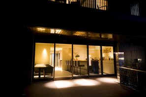 Façade de l’hébergement  – soirée/nuit