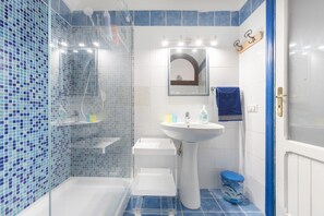 Douche, séchoir à cheveux, bidet, serviettes fournies