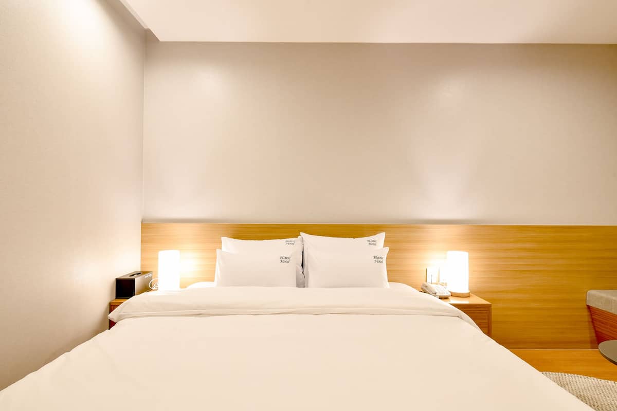 deluxe double room | soundproofing, free wifi, bed sheets