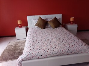 2 bedrooms, iron/ironing board, travel cot, free WiFi