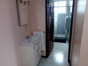 Dusche, Haartrockner, Handtücher, Toilettenpapier