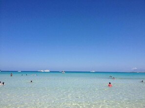 Ubicación cercana a la playa y tumbonas