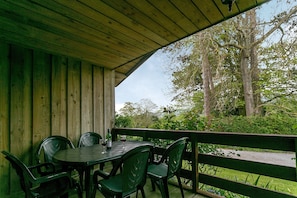 Outdoor dining - Four star Lodge with two bedrooms and bathrooms, fabulous views yet close to pubs and beach (Minehead)