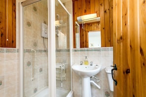 Shower - Four star Lodge with two bedrooms and bathrooms, fabulous views yet close to pubs and beach (Minehead)